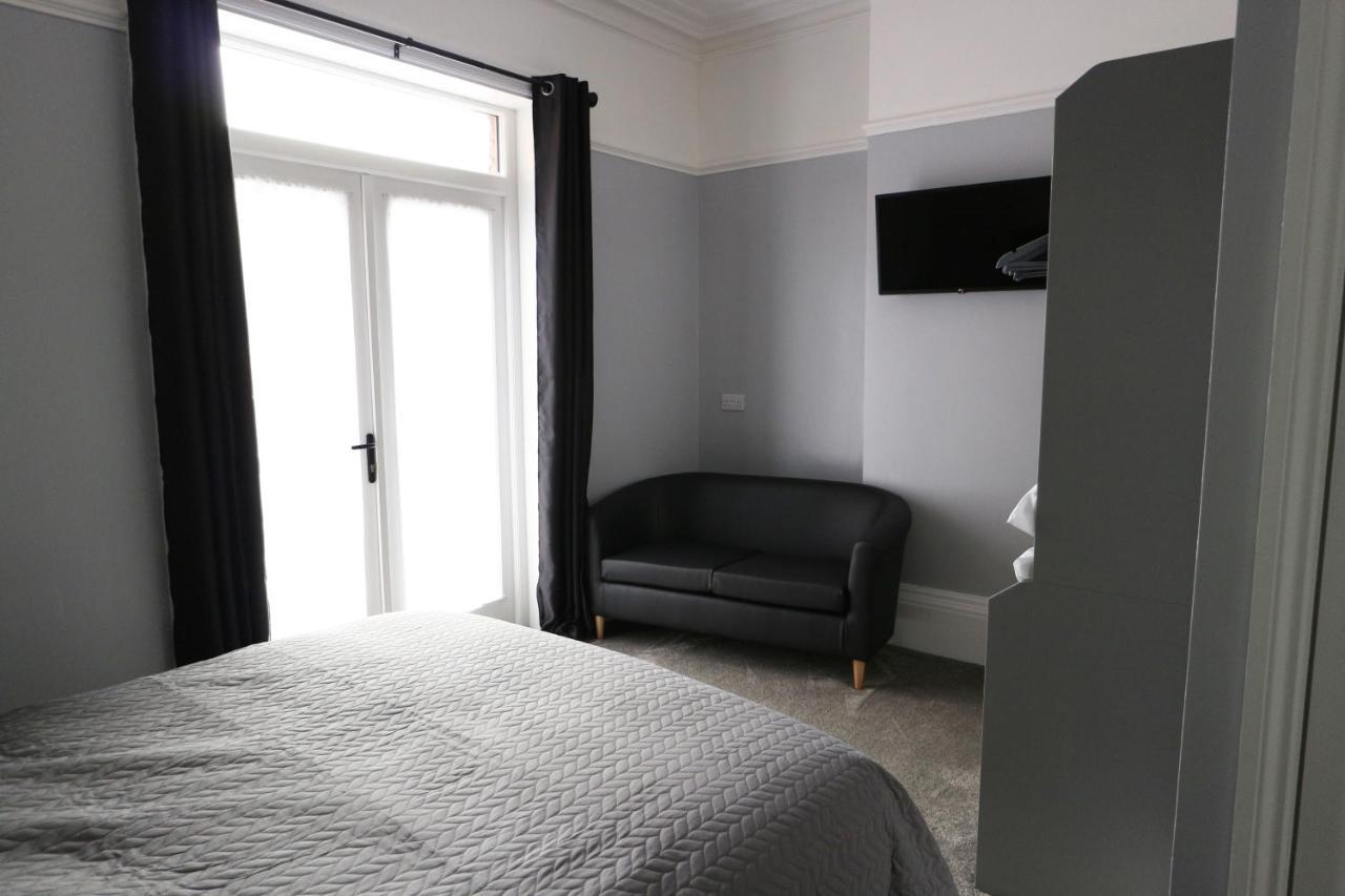 Number 33 Room Only Уитби Екстериор снимка