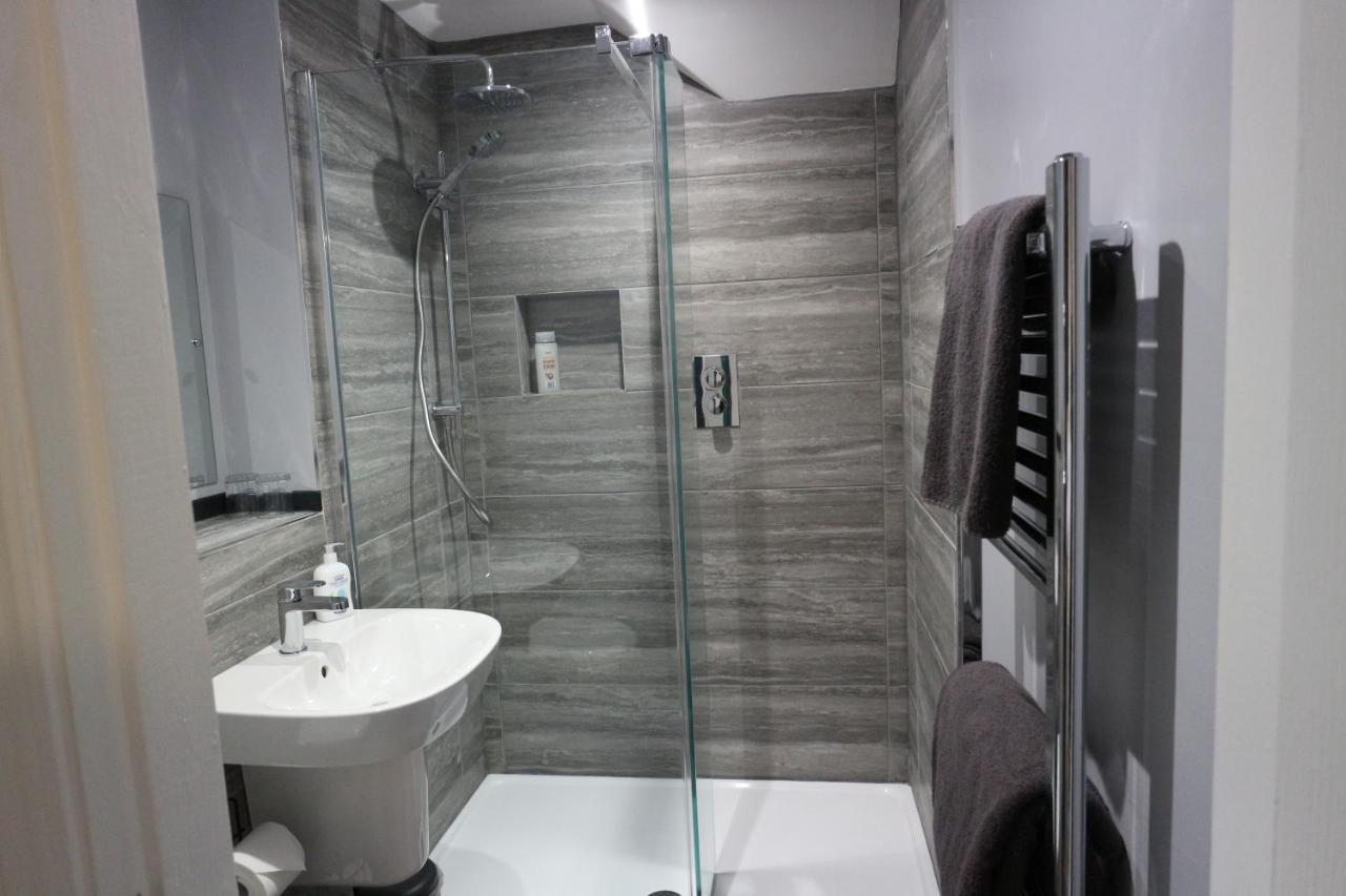 Number 33 Room Only Уитби Екстериор снимка